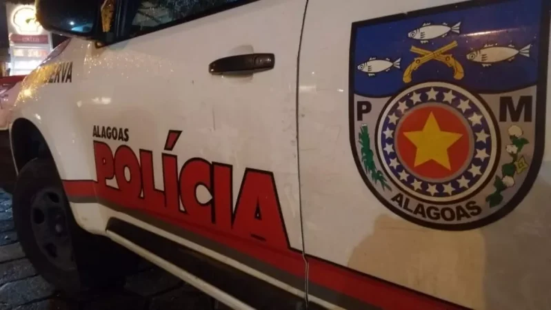 Homem embriagado é preso após ameaçar a mãe e vizi