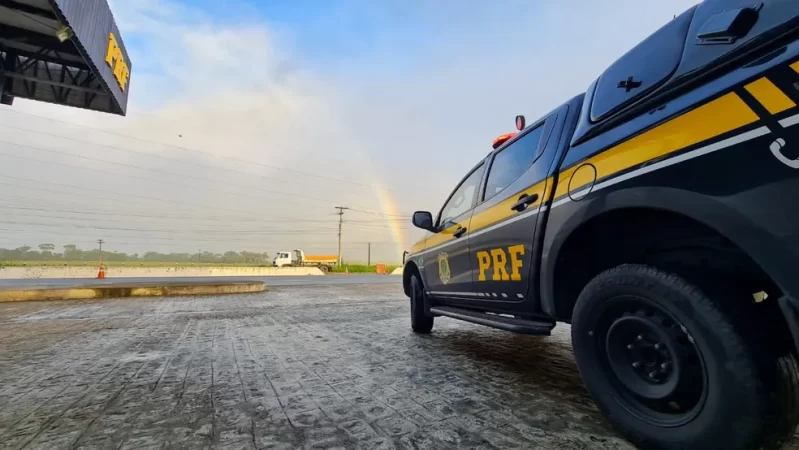 Pai ameaça se jogar com filho entre carros no inte